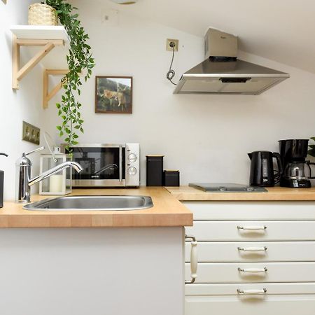 Historic Charm, Modern Comfort - Accommodation In The Heart Of The Old Town Boekarest Buitenkant foto
